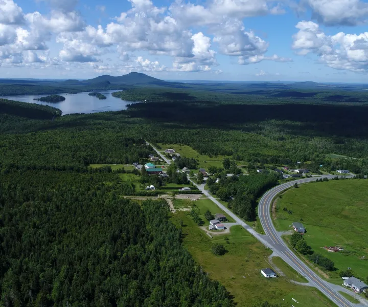 Vue aérienne village et lac