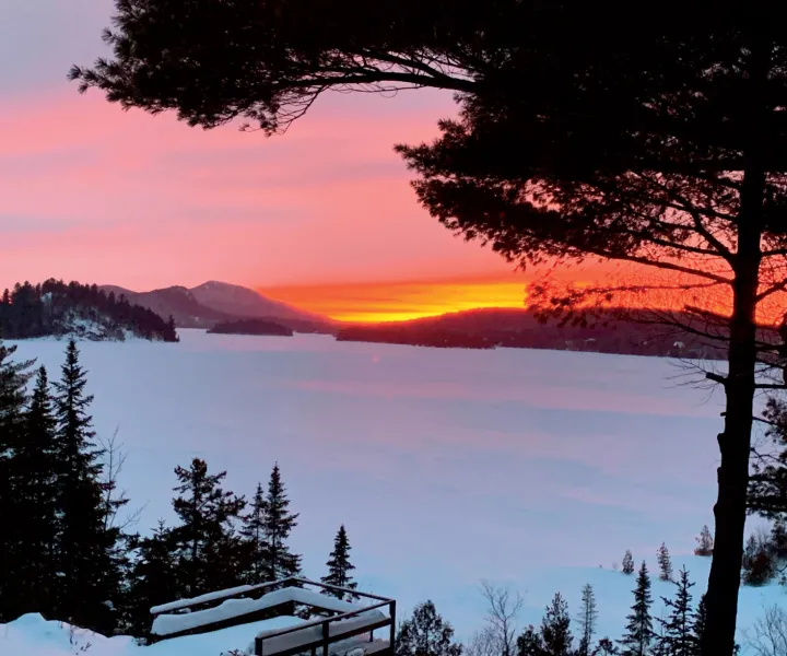 Coucher de soleil sur le lac en hiver