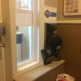 Localisation du DEA près de la porte d&#039;entrée du bureau municipal